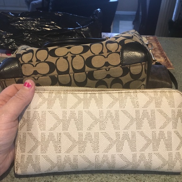 Micheal kors large wallet authentic asking 90 it is used still in good shape - Picture 2 of 4